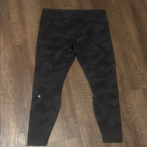 Women’s Lululemon athletica Dark Camouflage Leggings Sz 18 Barely Worn 28” - Picture 7 of 9